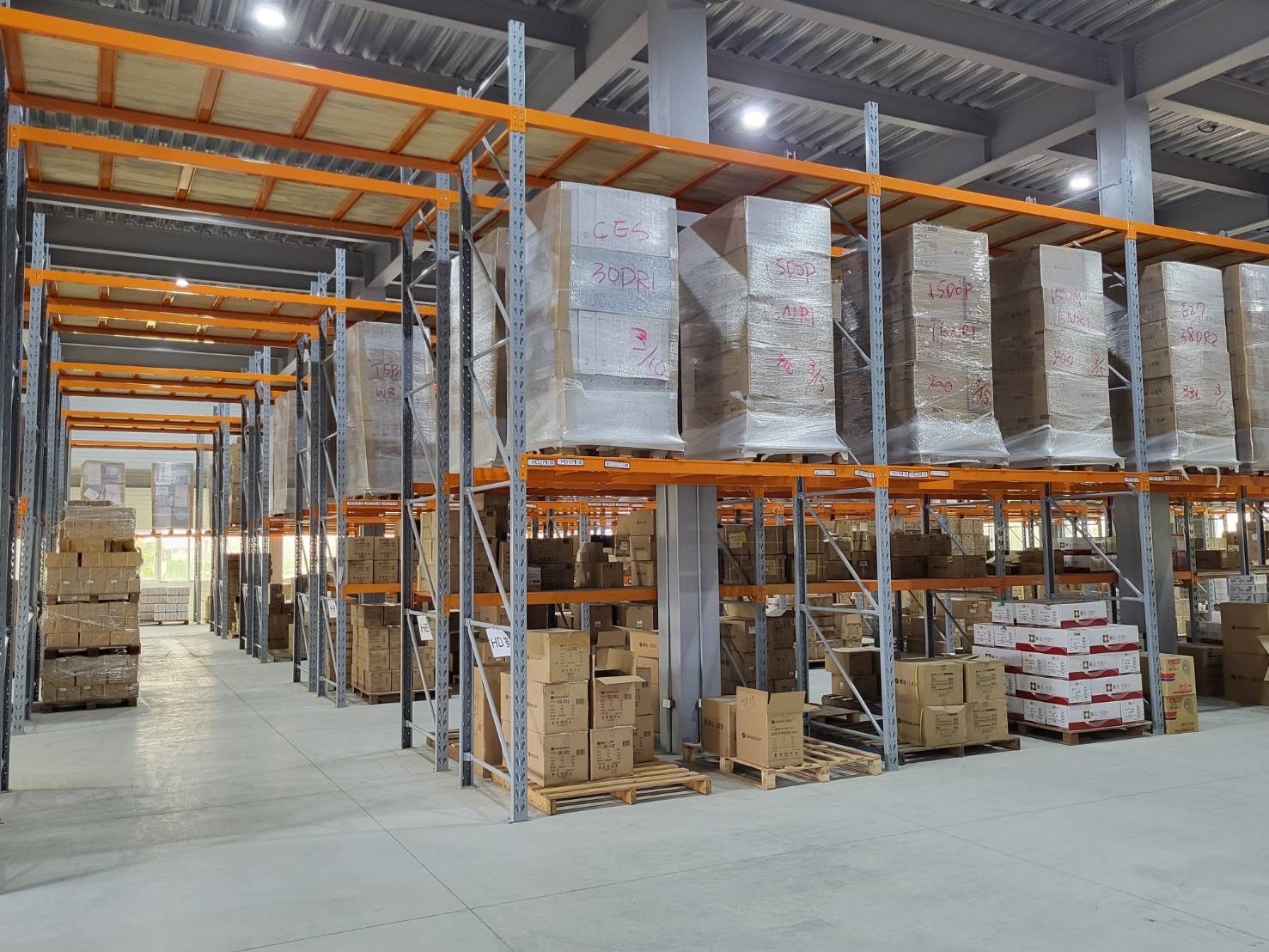heavy duty pallet rack in warehouse